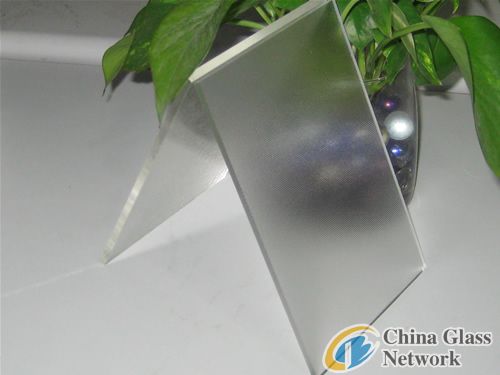 Ultra white mistlite patterned glass